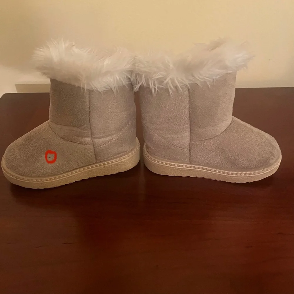🎀 Size 10C, Cozy Kids high top Boots with Faux Fur‎ Trim and brass button.